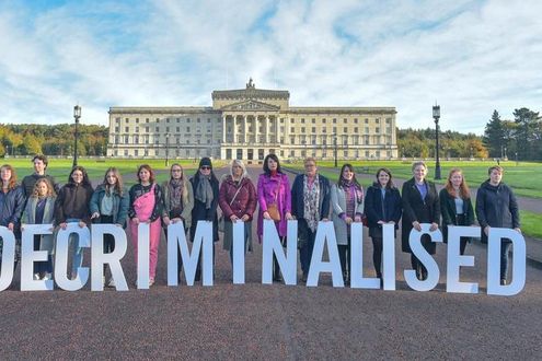 In Irlanda del Nord cadono i divieti su aborto e nozze gay