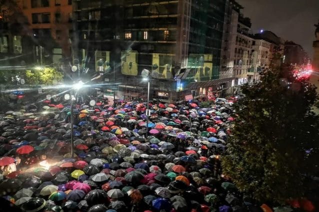 Milano non odia: folla sotto la pioggia al presidio per Liliana Segre al Memoriale della Shoah