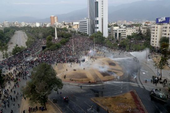 Pinera risponde ai manifestanti. Continuano le proteste in Cile