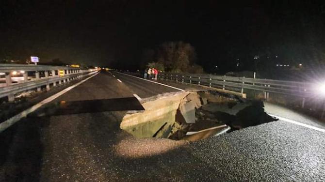 Si sbriciola un'altra autostrada. Voragine impressionante sulla Torino-Piacenza