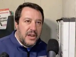 Bologna, Salvini citofona accusando i proprietari della casa di essere degli spacciatori