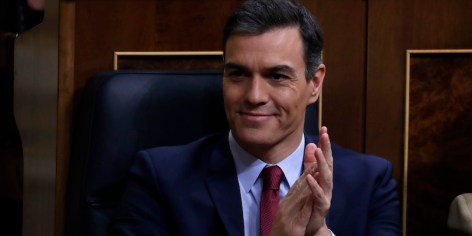 Spagna, Sanchez ottiene la fiducia grazie a Podemos e ai nazionalisti catalani e baschi.