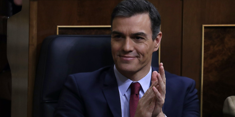 Spagna, Sanchez ottiene la fiducia grazie a Podemos e ai nazionalisti catalani e baschi.