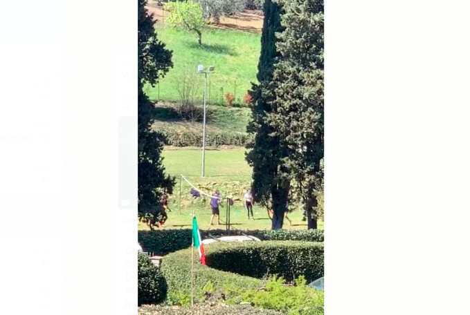 Coronavirus, la famiglia di Renzi filmata in giardino