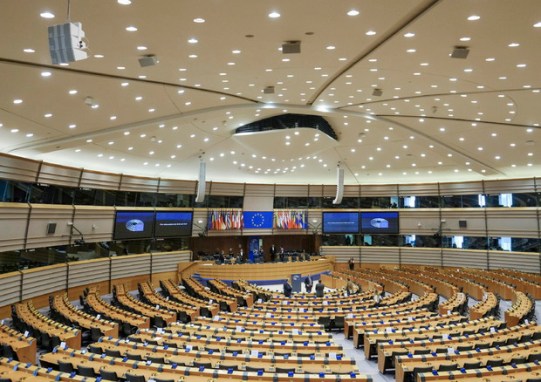 Parlamento europeo vota i recovery bond, apre al Mes, no ai coronabond