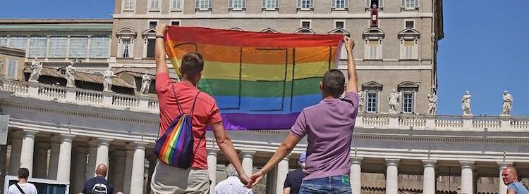 Vaticano, per l’ex Sant’Uffizio non si possono benedire unioni tra persone dello stesso sesso