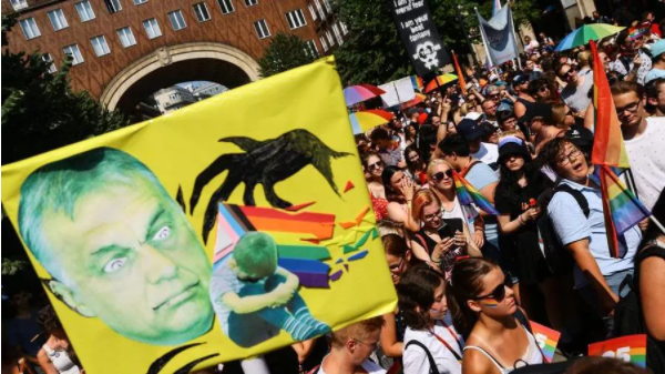 Ungheria, trentamila persone in marcia al Gay Pride di Budapest. Protesta contro Orban