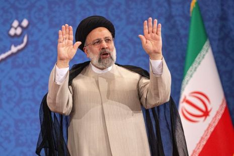Iran, inizia l'era di Raisi: il religioso ultraconservatore discepolo di Khamenei