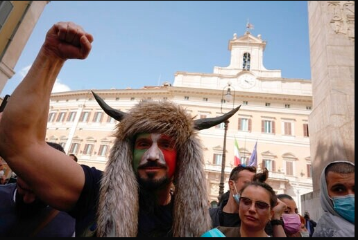 Covid-19, protesta per le riaperture da Nord a Sud. Tensione davanti al Parlamento