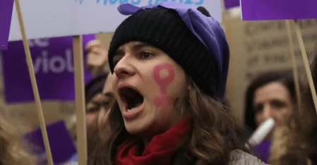 La Francia ha rafforzato il diritto all’aborto