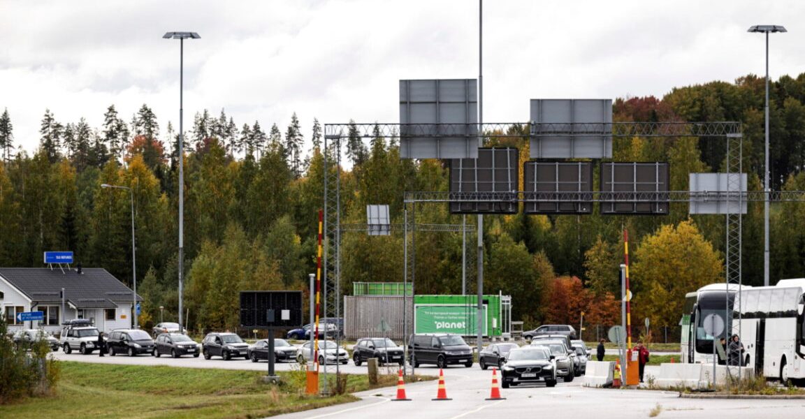 La Finlandia chiude da stanotte i confini ai “turisti” russi in fuga dalla mobilitazione parziale