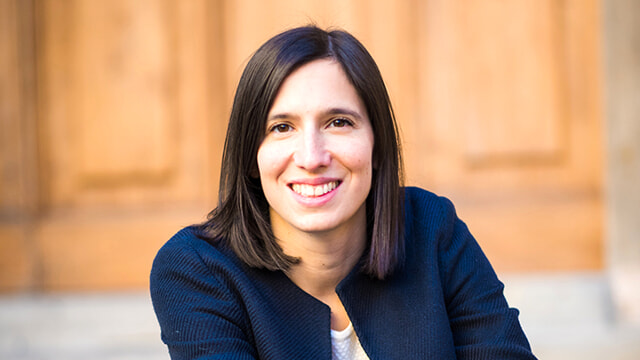 Elly Schlein è stata ufficialmente proclamata segretaria del Partito Democratico, nel corso dell’Assemblea del partito iniziata domenica mattina al centro congressi “La Nuvola” di Roma. Schlein aveva vinto le primarie del PD lo scorso 26 febbraio, ottenendo quasi il 54 per cento dei voti e superando Stefano Bonaccini, poi indicato da Schlein come prossimo presidente dell’Assemblea. Prima della proclamazione, il segretario uscente Enrico Letta ha invitato Schlein a «fare le scelte che devi fare, senza andare a negoziare e trattare con nessuna corrente». Schlein ha 37 anni, è laureata in giurisprudenza e nel 2013 divenne la figura più riconoscibile di OccupyPD, un movimento formato soprattutto da giovani attivisti e attiviste del partito che si opponevano all’eventualità di un governo di «larghe intese» con il centrodestra. Schlein si fece notare a tal punto che riuscì a entrare nella direzione nazionale del partito, nella quota riservata alle persone vicine a Pippo Civati, e poi a candidarsi alle europee nel maggio del 2014 ottenne 53mila preferenze, moltissimi voti per una 29enne quasi sconosciuta fino a pochissimo tempo prima. Dopo essere uscita e rientrata nel PD, alle politiche dello scorso settembre si era candidata alla Camera dei deputati come indipendente nelle liste del PD, in posizione di capolista in un collegio plurinominale in Emilia-Romagna. Una volta eletta si era dimessa da vicepresidente della regione. Fa parte della commissione Affari costituzionali.